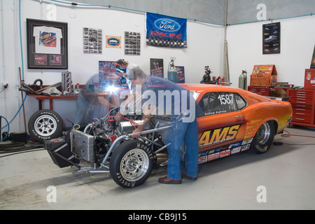 Auto-Enthusiasten, die Arbeiten auf einem hohen angetrieben V8 Drag Racing Ford Mutang Auto Stockfoto