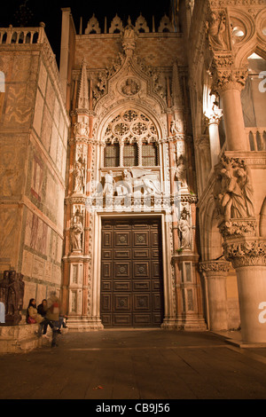 Venedig - Portal der Dogenpalast in der Nacht Stockfoto