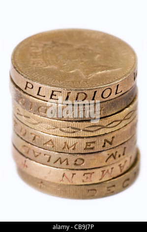 einen kleinen Stapel von einem Pfund Münzen isoliert auf weißem Hintergrund Stockfoto