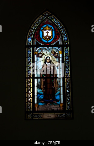 Buntglas-Fenster in der Templo De La Iglesia Kirche in Santa Clara, Kuba Darstellung der Jungfrau Maria Stockfoto