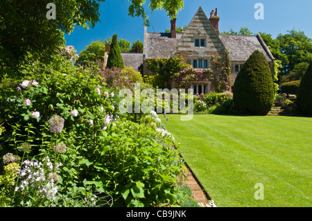Ein Blick auf Coton Manor neben der Grenze zu Acacia und eine gepflegte Rasenfläche, Coton Manor Gardens, Northamptonshire, England Stockfoto
