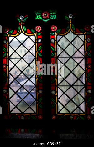 Nahaufnahme von einem Glasfenster in der Basilika des Heiligen Blutes in Brügge, Belgien Stockfoto