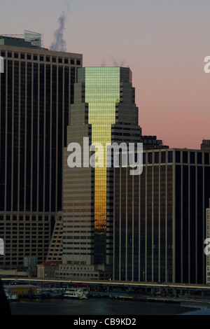 Skyline von New York City, Manhattan, während die schönen Farben der Sonnenaufgang, Dämmerung. Stockfoto