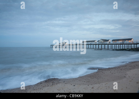 Southwold Pier, Suffolk, im nebligen Abendlicht. Stockfoto