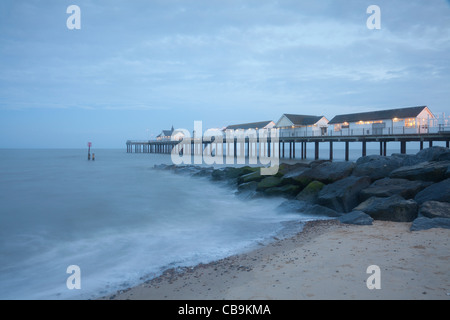 Southwold Pier, Suffolk, im nebligen Abendlicht. Stockfoto