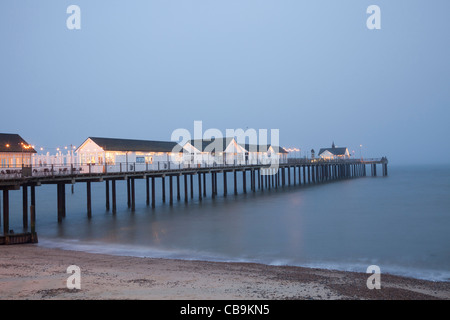 Southwold Pier, Suffolk, im nebligen Abendlicht. Stockfoto