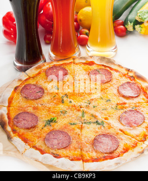 Italienisches original dünne Kruste Peperoni-Pizza mit Auswahl an Bieren und Gemüse auf Hintergrund Stockfoto