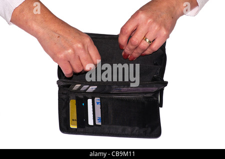 Womans Weibchen Personen Hände mit einer offenen Handtasche Stockfoto