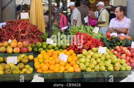 Obst und Gemüse Stall, Mercado Dos Lavadores, Funchal, Madeira Stockfoto