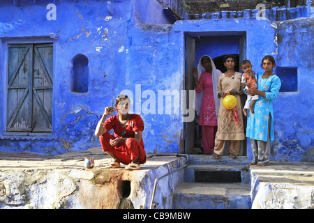 Indische Frau putzen ihre Zähne am frühen Morgen in Bundi. Rajasthan. Indien Stockfoto