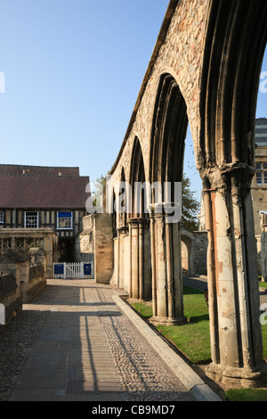 Ehemalige Abtei Krankenstation Bögen und König der kleine Kreuzgang Schulhaus in der Kathedrale erdet Gloucester England UK. Stockfoto