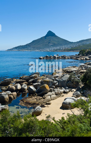 Die Küste südlich von Camps Bay-Lions Head in den Hintergrund - Cape Town-Südafrika Stockfoto