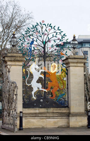 Das Einhorn und der Löwe mit dem Baum des Lebens an den Toren am Hyde Park Corner in London Stockfoto