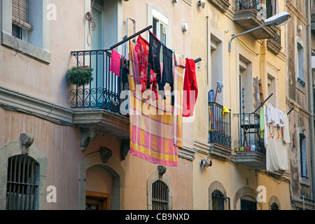 Wäsche trocknen vom Balkon im Quartier La Barceloneta in Barcelona, Spanien Stockfoto