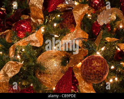 Weihnachtsbaum in historischen Broadmoor Hotel während der Zeremonie weiße Lichter. Stockfoto