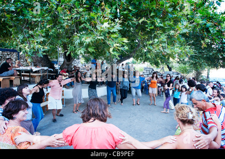 Griechischen Tanz bei einem Dorffest, eine Panegyri, Ikaria, Griechenland Stockfoto