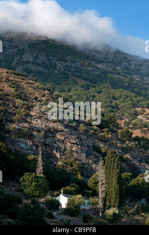 Orthodoxe Kirche und die Berge auf der Insel Ikaria, Griechenland Stockfoto