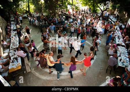 Griechische Volkstänze auf einer Panegyri auf der ägäischen Insel Ikaria, 15. August feiern Stockfoto