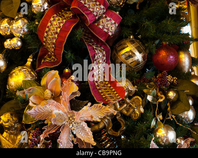 Weihnachtsbaum in historischen Broadmoor Hotel während der Zeremonie weiße Lichter. Stockfoto