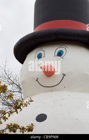 Aufblasbare Schneemann auf dem Weihnachtsmarkt im Londoner Hyde Park Stockfoto