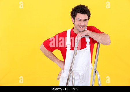 Ein Maler auf einer Leiter stehend. Stockfoto