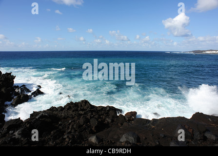 Wellen brechen sich an einer felsigen Küste von Lanzarote Stockfoto