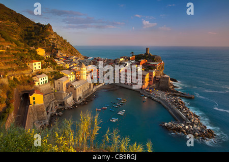 Untergehende Sonne über der schönen Stadt von Vernazza, Teil der Cinque Terre, Ligurien Italien Stockfoto