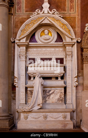 Kunstvolle Grabmal des Komponisten Gioachino Rossini im Inneren der Kirche Santa Croce in Florenz Toskana Italien Stockfoto