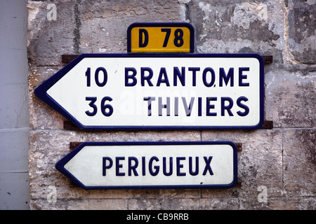 Französische Schilder. Straßenschild in Frankreich. Wegbeschreibung zu den Städten auf der D78 in der Dordogne Stockfoto