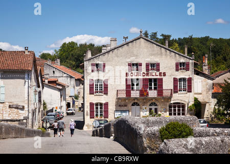 Bourdeilles Marie Rathaus, Dordogne, Frankreich - Blick über die Brücke Stockfoto