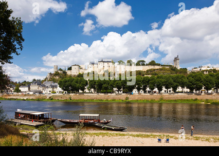 Boote auf dem Fluss Vienne unterhalb des Schlosses in Chinon im Tal Loire, Indre et Loire, Frankreich, Europa Stockfoto