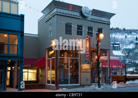 Wasatch Brew Pub in der Abenddämmerung, Main Street, Park City, Utah. Stockfoto