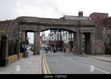 Die Northgate Bogenbrücke, Teil der Stadtmauer rund um in Chester, Cheshire, UK. Stockfoto