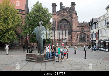 "Eine Feier nach Chester" Skulptur von Stephen Broadbent mit Chester Kathedrale hinter in Chester, Cheshire, UK. Stockfoto