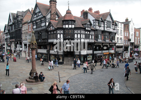 Chester Cross mit Chester hohe Kreuz auf der linken Seite der Kreuzung von der Zeilen im zentralen Chester, Cheshire, UK. Stockfoto