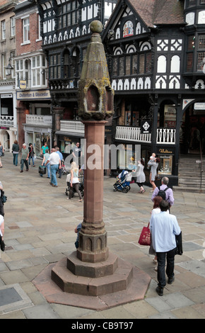 Chester hohe Kreuz, an der Kreuzung der die Zeilen in zentralen Chester, Cheshire, UK. Stockfoto