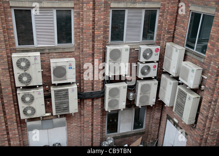 Ein Bürohaus Wand voller hässlich Klimaanlagen in Chester, Cheshire, UK. Stockfoto