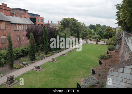 Die römischen Gärten. stammen aus den 1950er Jahren, neben der römischen Mauern in Chester, Cheshire, UK. Stockfoto