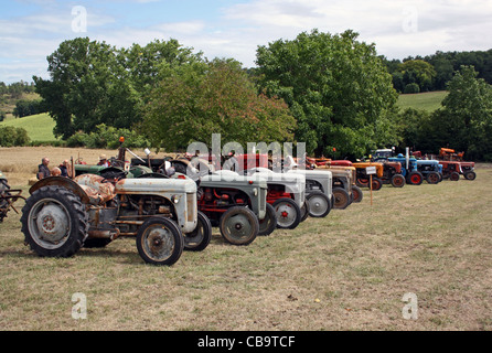 Anzeige von historischen Traktoren bei SW Juignac, Charente, Frankreich Stockfoto