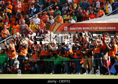 Fotografen stellen sich für Team Einführungen vor einem WM-Fußballspiel zwischen den Niederlanden und Dänemark. Stockfoto