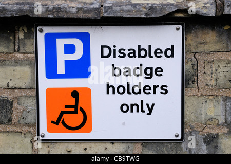 Behindertenausweises Inhaber nur Parkplatz Schild, Cambridge, England, UK Stockfoto