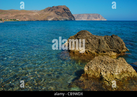 Eine schöne Ansicht vom Strand Playa de Las Negras, zeigt das kristallklare Mittelmeer Wasser, Klippen Felsen & schwarzen Steinen Stockfoto
