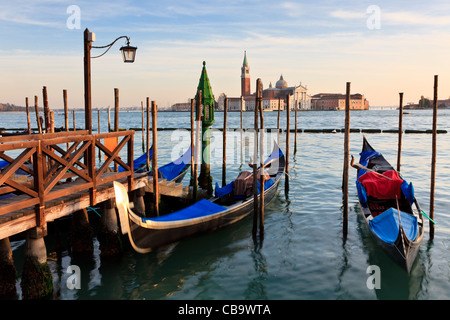 Gondeln gefesselt im San Marco mit San Giorggio Maggiore in der Ferne, Venedig, Italien Stockfoto