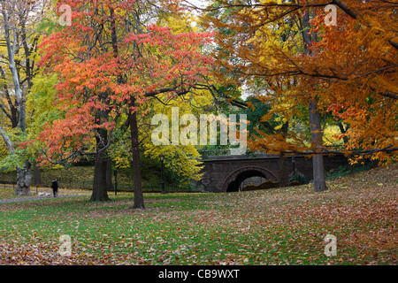 Kleeblatt-Bogen im Central Park in New York City, im Herbst von der östlichen Seite des Bogens. Stockfoto