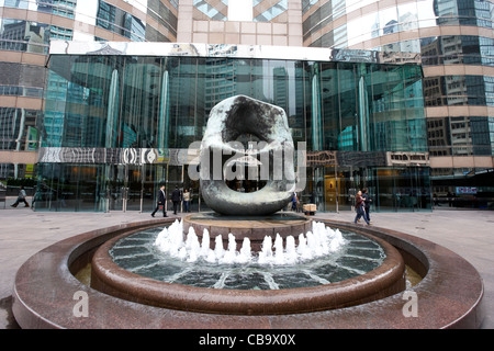 Henry Moore-Oval mit Punkten Skulpturen und Brunnen außerhalb Hong Kong Börse Austausch Quadratmeter Hongkong Sonderverwaltungsregion Hongkong China Stockfoto