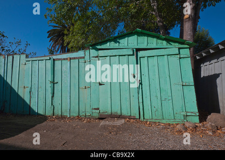 Vorderansicht des verfallenen Aqua farbigen ein-Auto-Garage in einer Gasse in Santa Barbara, Kalifornien, USA. Stockfoto