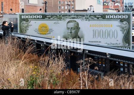 Eine Hinweistafel entlang der High Line Park in Chelsea in New York anzeigen "The First $100.000 Made ich je" Stockfoto