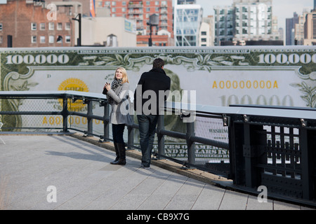 Eine Hinweistafel entlang der High Line Park in Chelsea in New York anzeigen "The First $100.000 Made ich je" Stockfoto