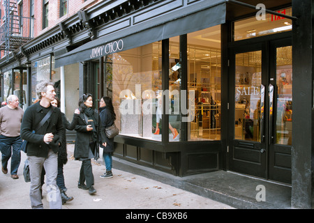 Gehobene Geschäfte und Unternehmen, darunter Jimmy Choo auf Bleecker Street in Greenwich Village in New York Stockfoto