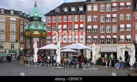 Café Kultur auf Kongens Nytorv The King s New Square ist der größte Platz in Kopenhagen Stockfoto